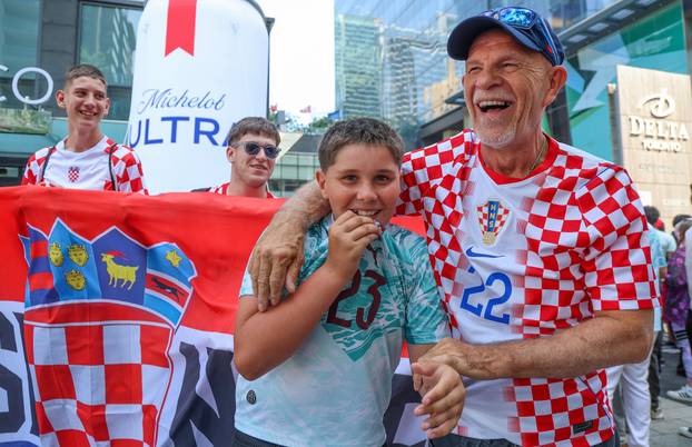 SP 2026 Toronto: Ispred Hotela Delta zajedničko fotografiranje odradili su hrvatski i portugalski navijači