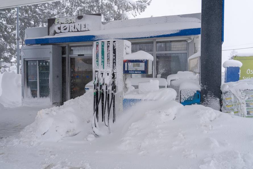 Korenica: Jako snježno nevrijeme stvorilo velike probleme u prometu