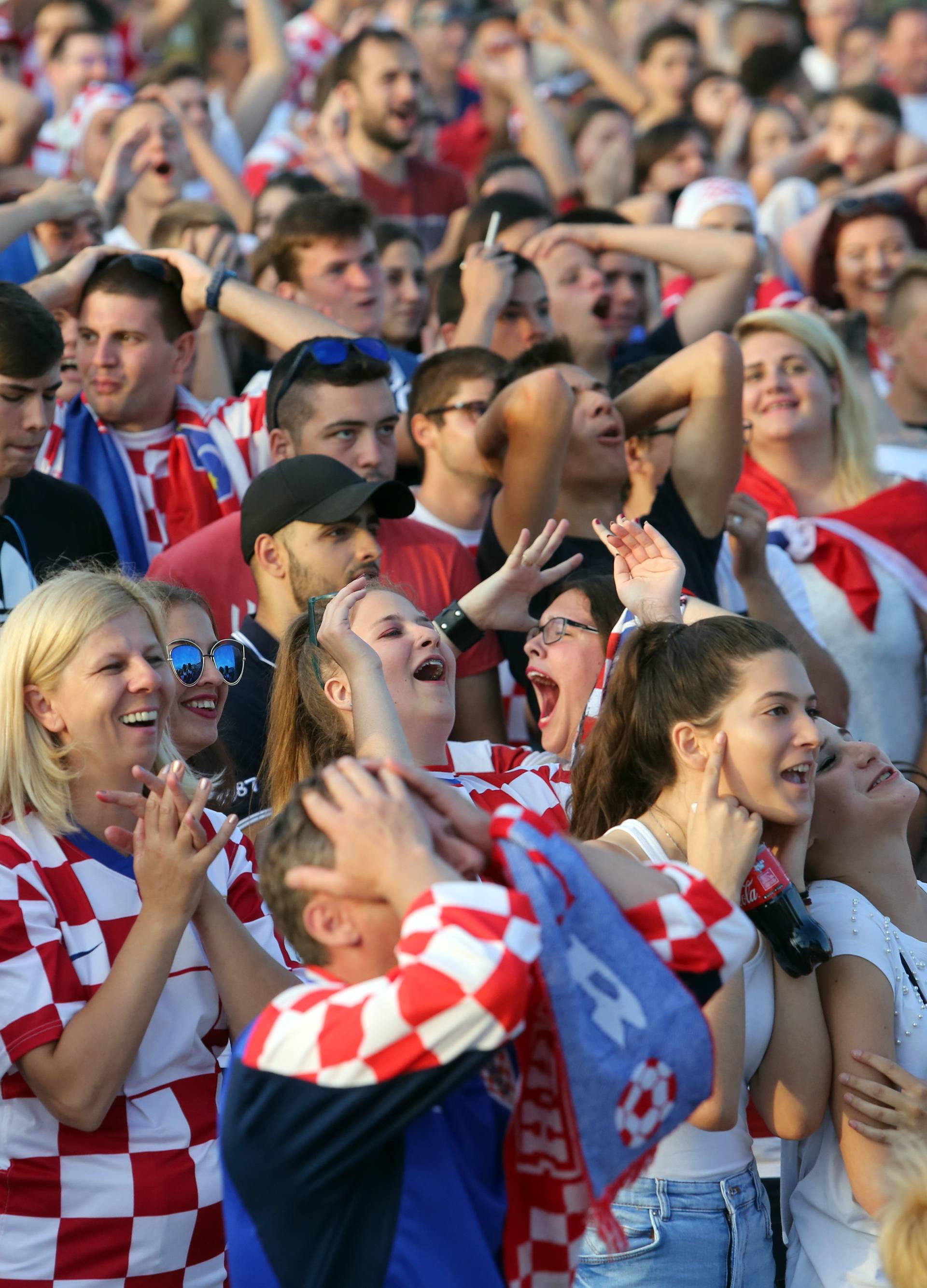 Rijeka: Na gatu Karoline rijeÄke navijaÄi prate utakmicu Argentina - Hrvatska