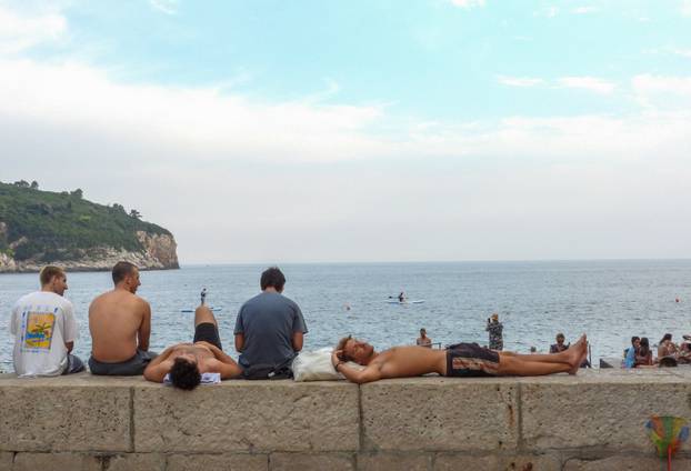 Dubrovnik ljeti, tisuće posjetitelja, ali i bogata ponuda za svakoga