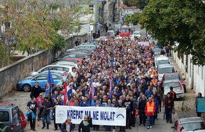 Više od tisuću radnika 3. maja krenulo je u prosvjedni marš