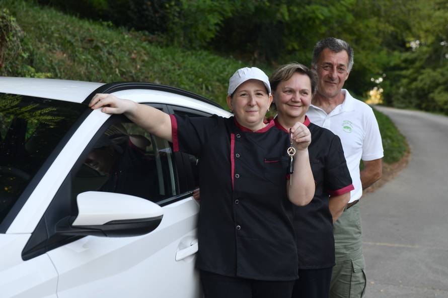 Zvečaj: Kuharica od gazde dobila auto na poklon za 20 godina rada