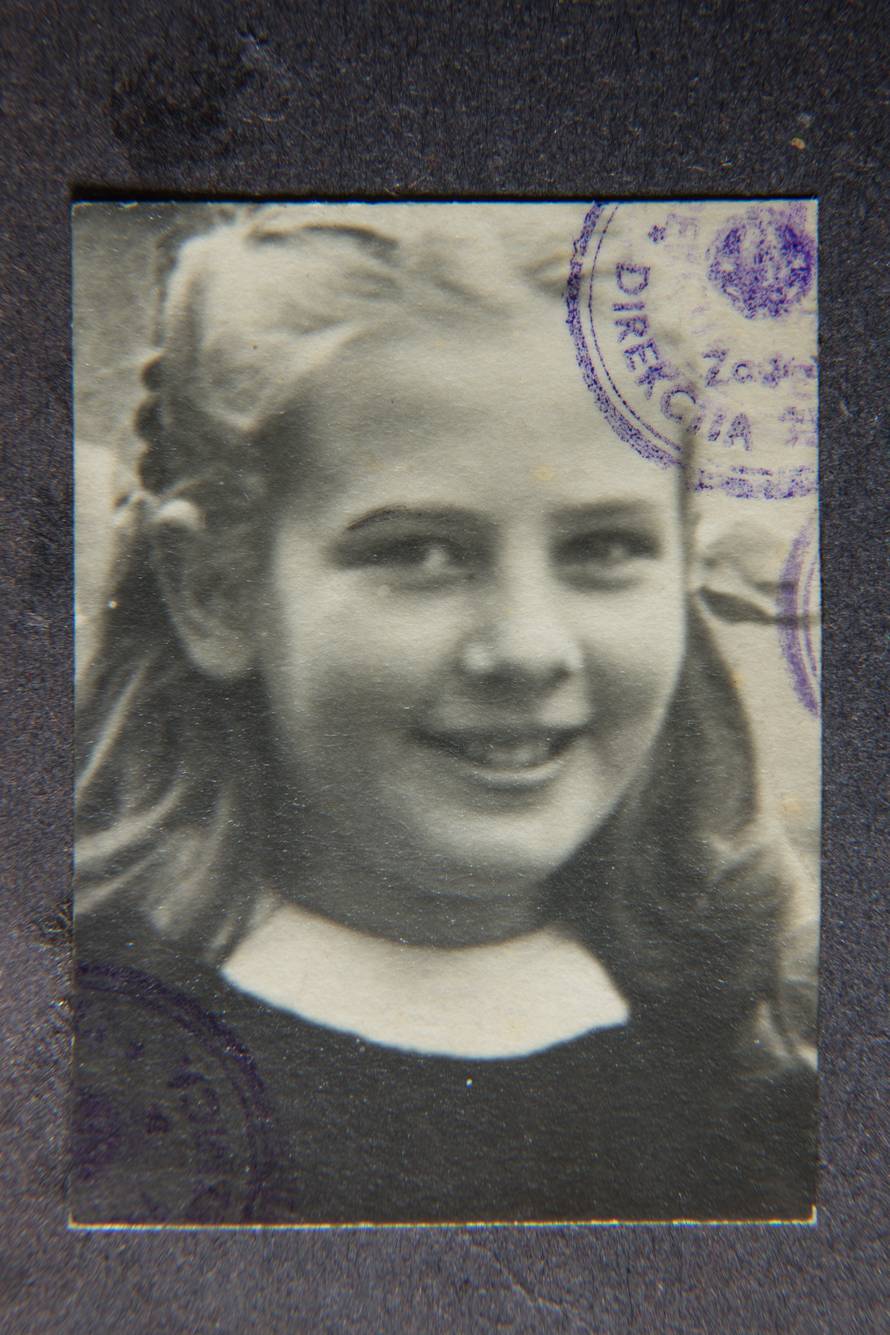 Zagreb: Presnimke fotografija s osobnih dokumenata Ksenije Urli?i?