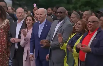 VIDEO Biden se 'smrznuo' u dvorištu Bijele kuće.  Kasnije se mučio i s izgovorom riječi...