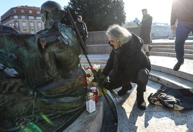 Zagreb: Husein Hasanefendić Hus i prijatelji postavili sliku Akija Rahimovskog kod Zdenca života  i zapalili svijeće 
   