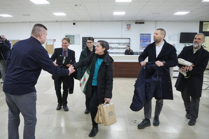 Zagreb: Prosvjednici protiv sisačke farme pilića kod ministra Davida Vlajčića