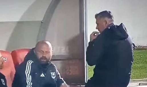 VIDEO Puš pauza: Zoran Zekić pušio cigaretu s pomoćnicima tijekom utakmice u BiH...