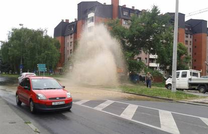 Najnovija ‘fontana’ u Zagrebu: Kamionom je srušio hidrant