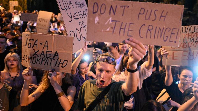 Ukrajinci na ulicama, Zelenski potpisao kontroverzni zakon i naljutio EU: 'Testirate granice'