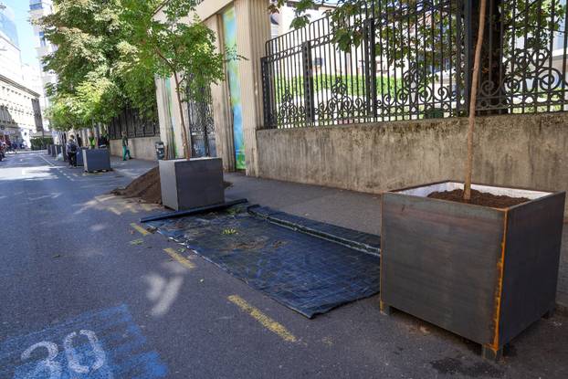 Zagreb: Novi zeleni zaokret, umjesto taksista u Gajevu stigle masivne žardinjere i drvene klupe