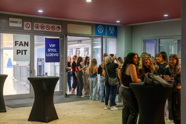 Zadar: Fanovi čekaju početak koncerta Jakova Jozinovića