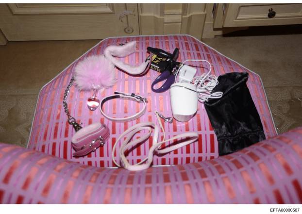 FOTO Novi dokumenti: Andrewa fotkali 'na sve četiri' iznad žene. Epstein mu ponudio Ruskinju