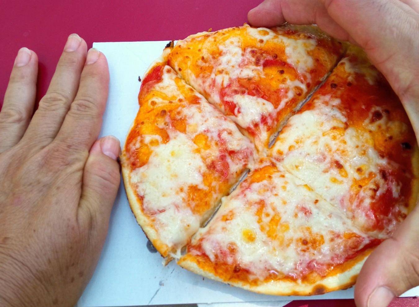 FOTO Hrvati se šale s veličinom 'large' pizze na Braču: 'Odsad na plažu s metrom i vagom'