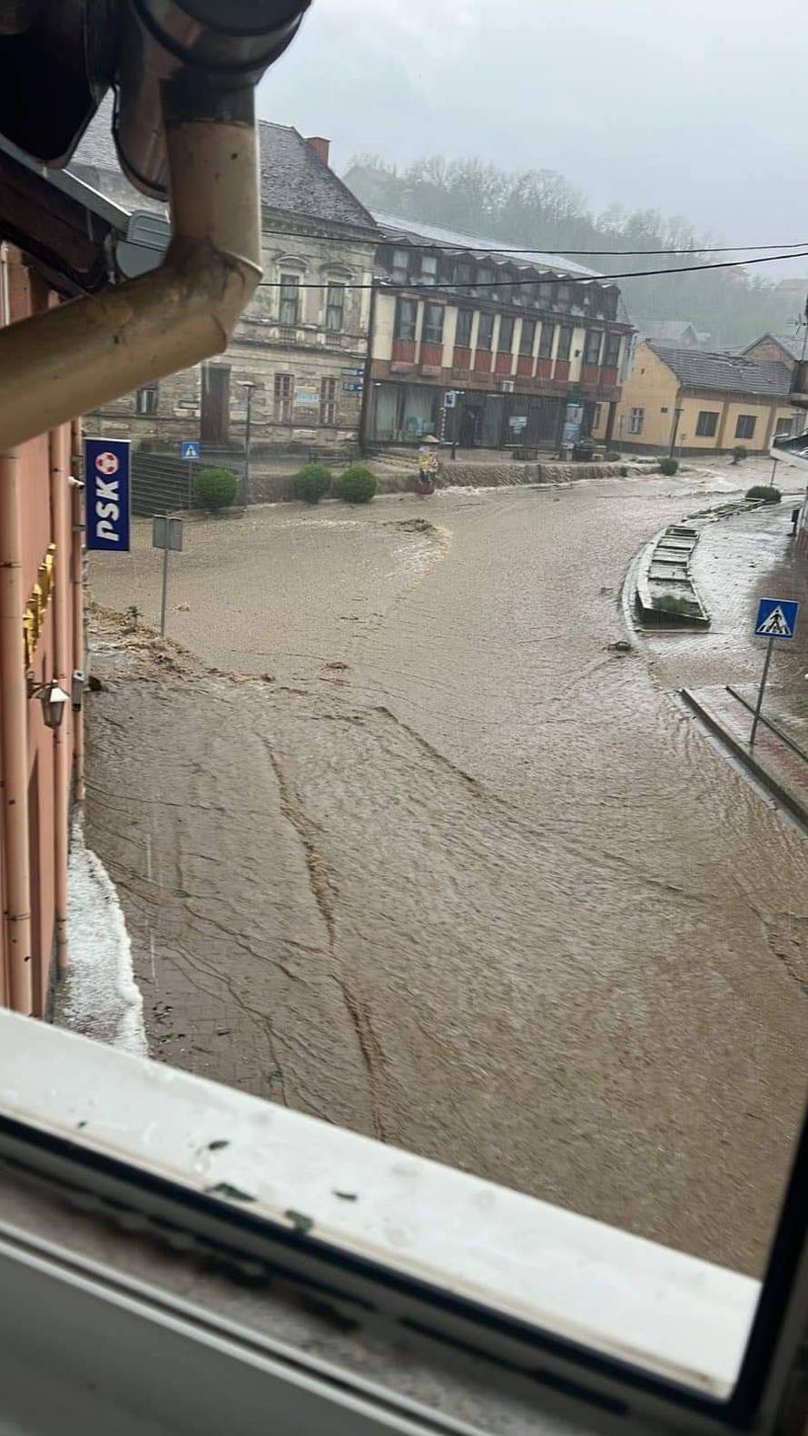 VIDEO Kaotične scene iz Iloka: Ceste su postale bujice, vjetar rušio stabla, potopljen i Muzej