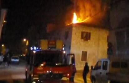 Pula: Zapalilo se krovište zgrade i zahvatilo pet stanova