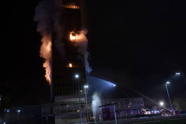 Zagreb: Pozar u Vjesnikovom neboderu