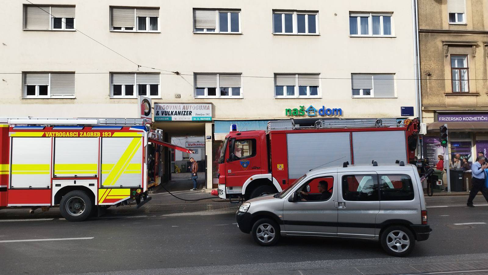 VIDEO Krš i lom u centru grada: 'Odjeknulo je poput bombe, u izlog se zabio u punoj brzini'