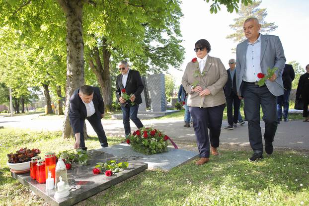 Zagreb: Delegacija SDP-a položila vijenac na Mirogoju povodom 17. godišnjice smrti Ivice Račana