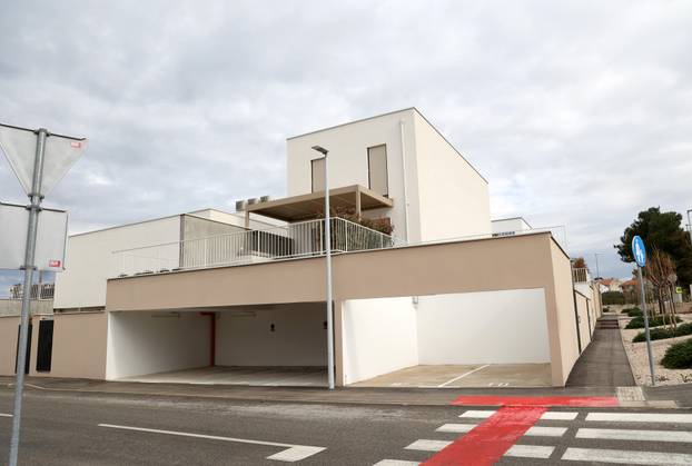 Šibenik: Novoizgrađene vile na plaži Rezalište u Brodarici