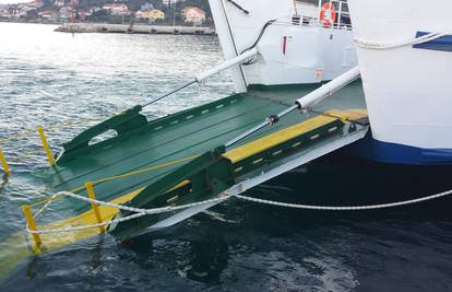 Kvar na hidraulici: Pri iskrcaju s trajekta rampa je pala u more