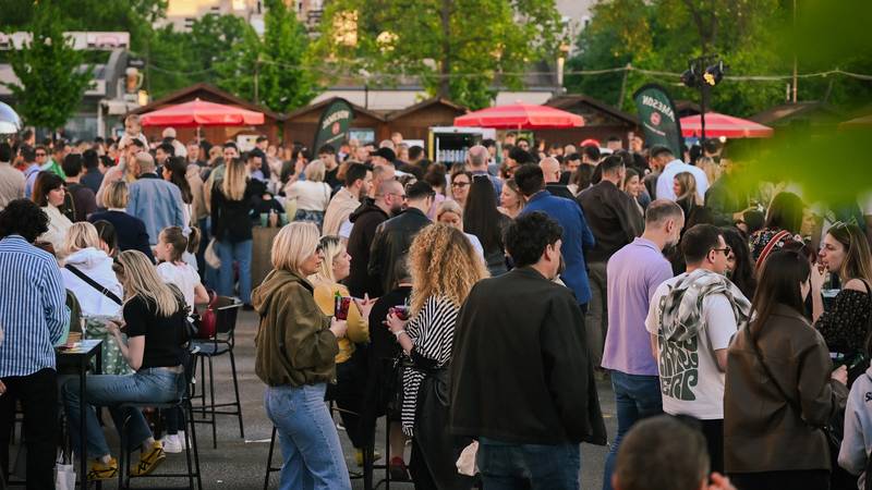 FOTO Od placa do placa: Tržnice postale novo mjesto za izlazak, ovako je bilo sinoć u Zagrebu