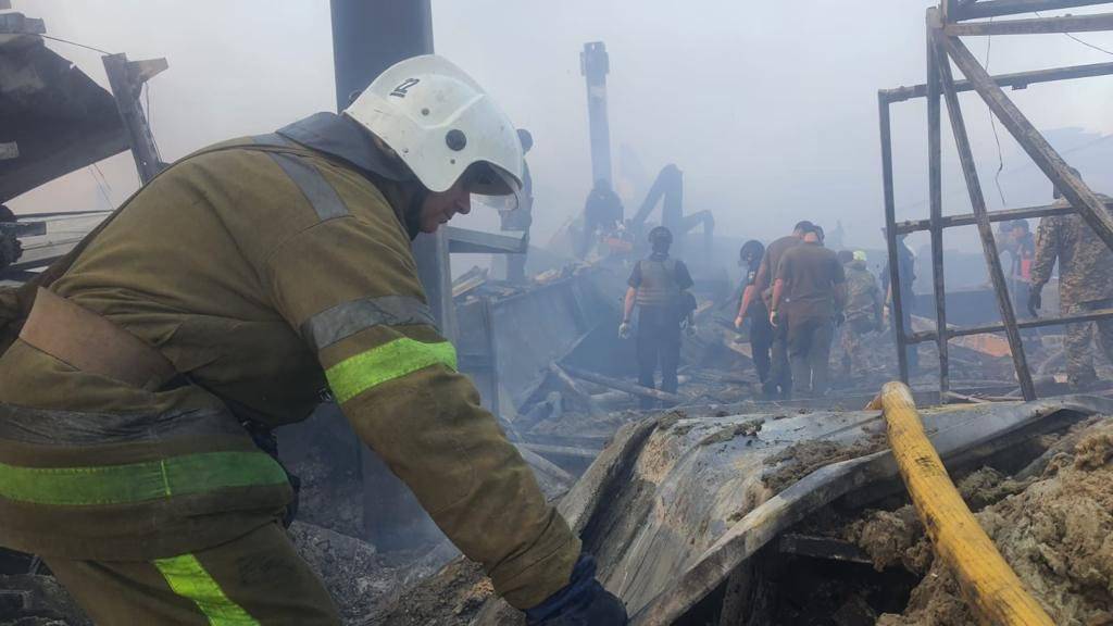 VIDEO Stravične snimke napada na šoping centar u Kremenčuku: 'Ljudi su tamo kupovali hranu'