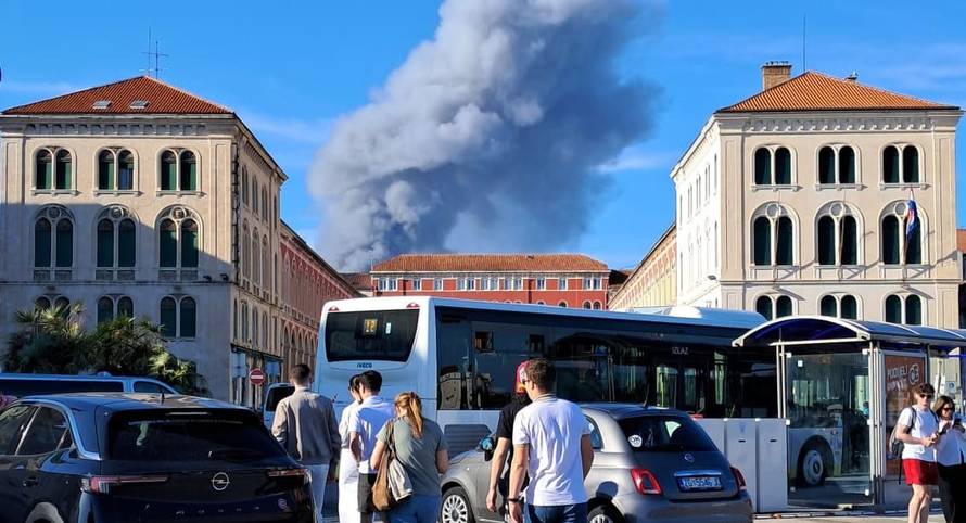 FOTO Požar u Kaštel Sućurcu još nisu proglasili ugašenim, rade na sanaciji. Šteta će biti velika?