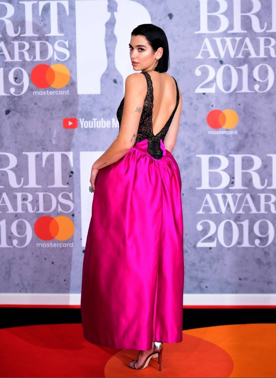 Parada kiča: Dua Lipa u čipki, pokazala je dekolte do pupka