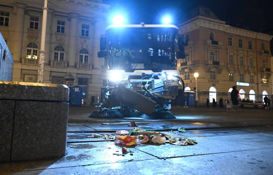 Zagreb: Djelatnici Čistoće čiste trg nakon dočeka rukometaša