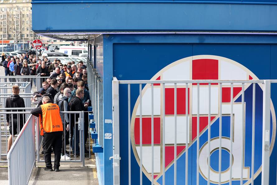 Zagreb: Navijači u dugačkom redu čekaju ulaznice za utakmicu Dinamo - Hajduk