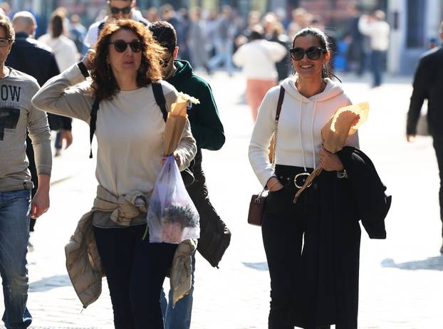 Cvijeće u rukama znak je obilježavanja Međunarodnog dana žena