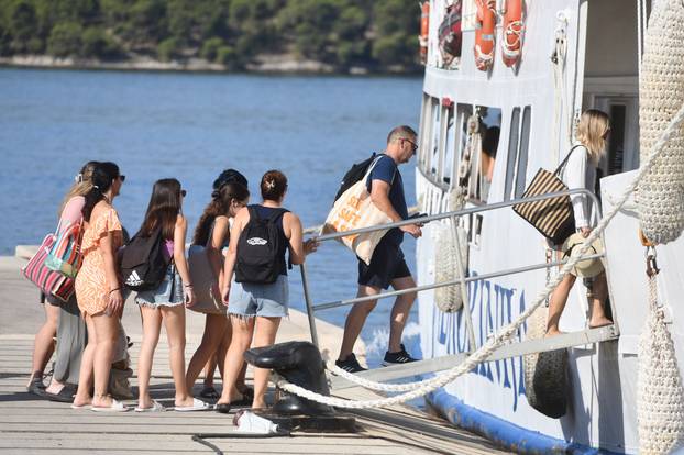 Šibenik: Spas od vru?ina mnogi su odlu?ili potražiti na otocima 