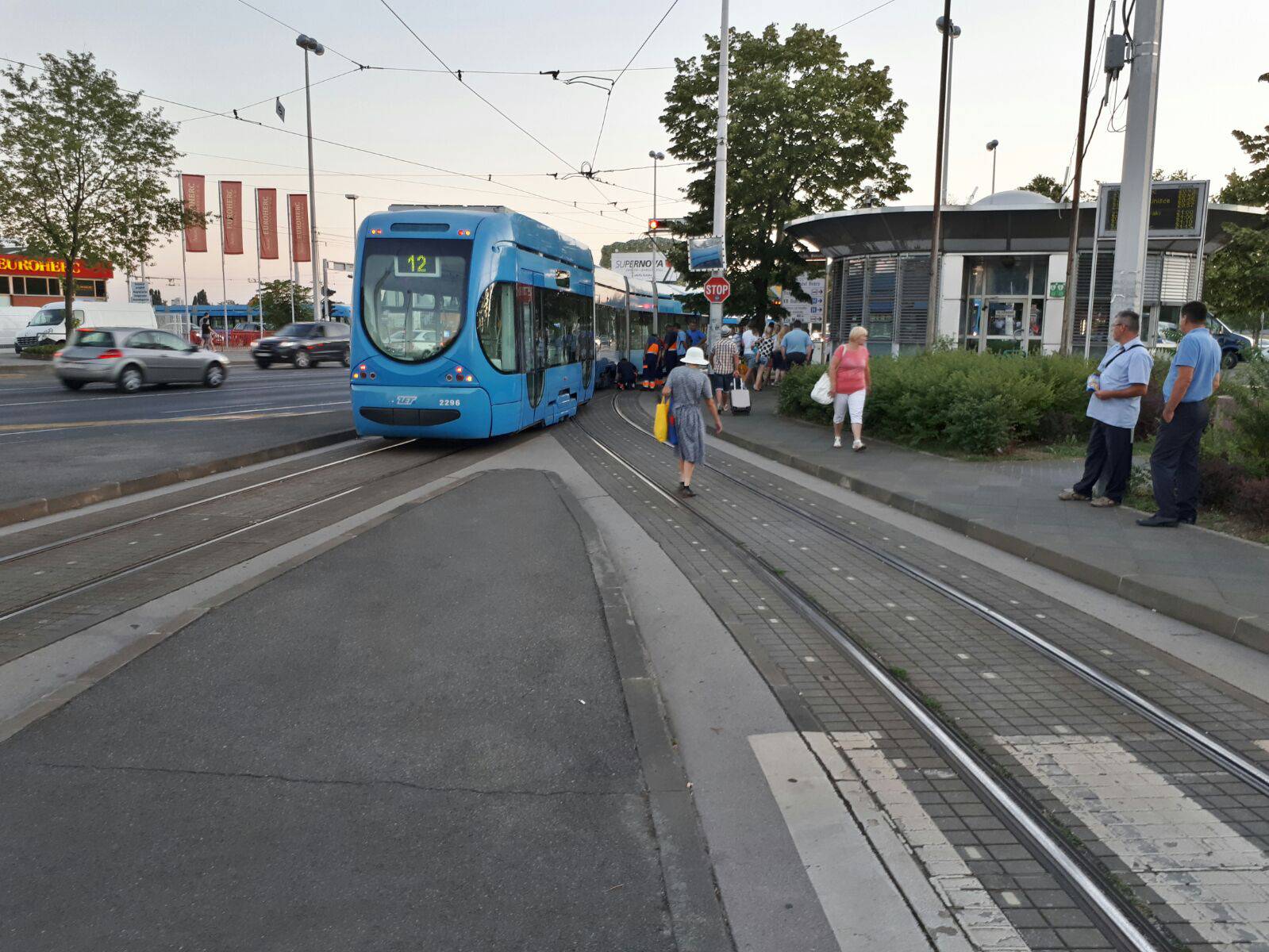 Tramvaj 12 izletio iz tračnica, putnike prevoze dva autobusa