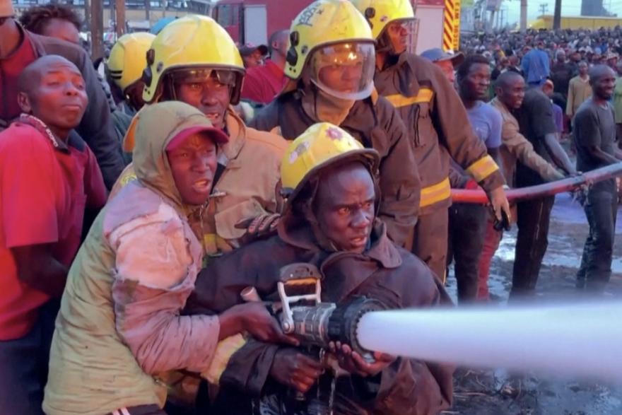 Kenijski vatrogasci bore se s velikim požarom u glavnom gradu