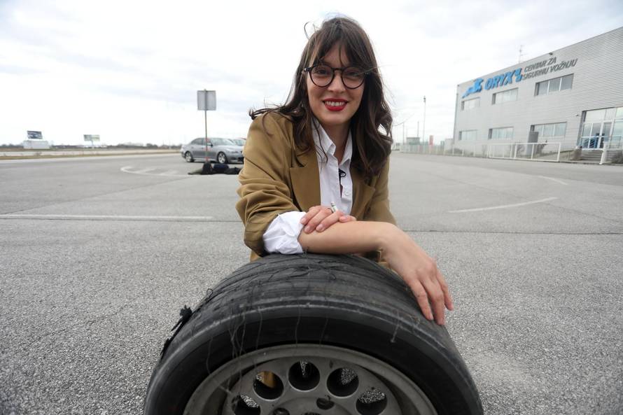 Sara iz 'Crno-bijelog svijeta' kod Šebalja mijenjala gumu, on je hvalio: 'Ti si baš idealna žena'