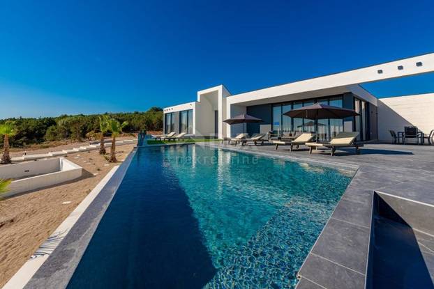 Pogodite koliko košta: Dvojna vila u blizini Novalje ima bazene, roštilj i teniski teren...