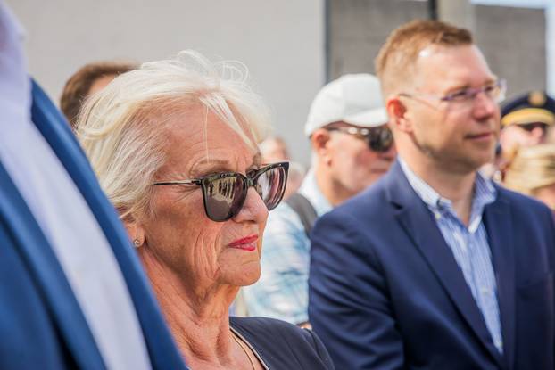 Imotski: Otkriven spomenik Mati Parlovu ispred stadiona Gospin Dolac