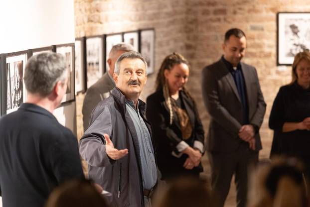 Osijek: Svečano otvorenje izložbe fotografija fotoreporterke Pixsella Emice Elveđi "Srce za Afriku"