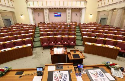 Nisu pravilno ni počeli s radom, a već im se smiješi godišnji