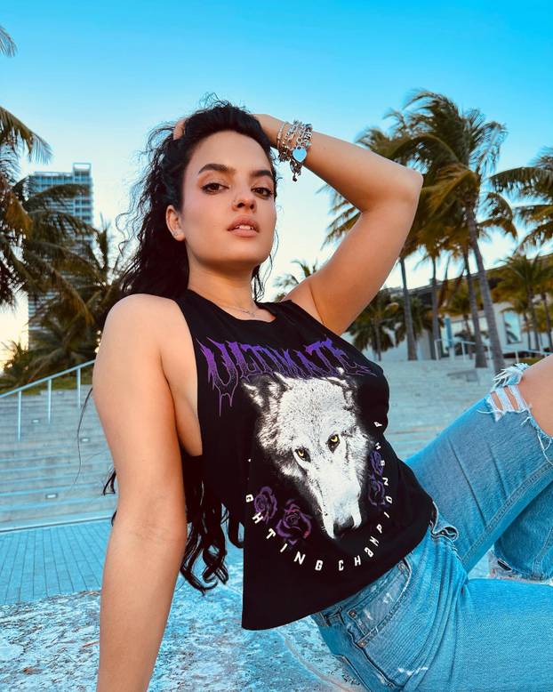 FOTO Atraktivna borkinja UFC-a i Playboyeva zečica snimile su kako se hrvaju. Fanovi u ekstazi