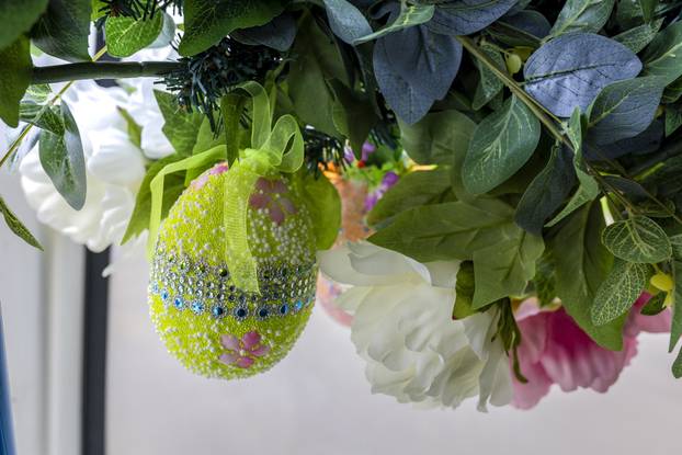 Tramvaj ukrašen Uskrsnim dekoracijama vozi po Osječkim ulicama 