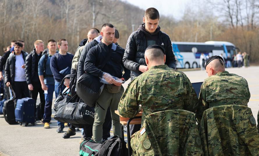 Ministar Anušić i general Kundid na prvom danu TVO-a na Slunju