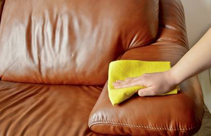 Kožni kauč idealno će očistiti sredstvo koje svi imamo u kući
