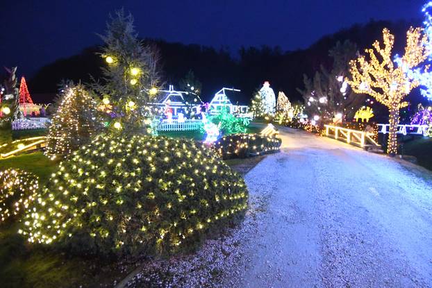 Magično Božićno blagdansko imanje obitelji Salaj zabljesnulo je u punom sajaju