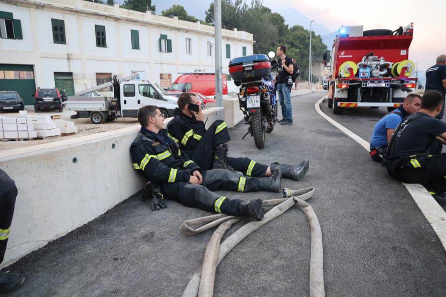 Požar kod Omiša i dalje bukti
