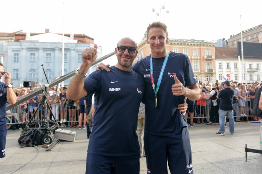 Zagreb: Gra?ani na Trgu do?ekali zlatne vaterpoliste