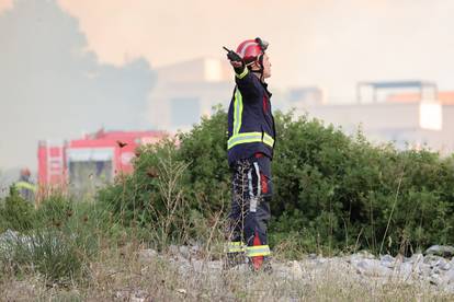 FOTO Vatrogasci se i dalje bore s vatrenom stihijom kod Zadra: 'Stigla su i dvije zračne snage'