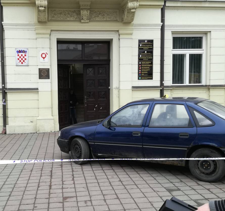Kaos u Đakovu: Uletio autom u zgradu uprave i prijetio nožem