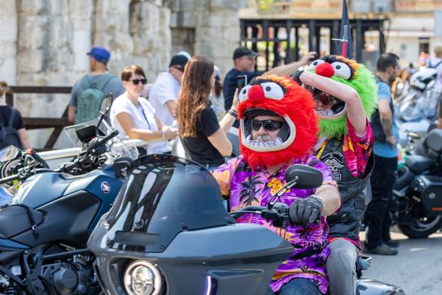 Nekoliko tisuća vlasnika Harley Davidsona prolazi kroz Pulu u defileu