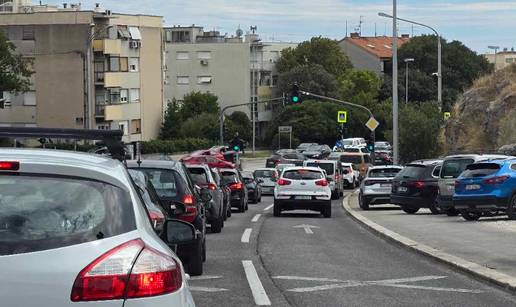 FOTO Prometni kolaps u Splitu! Red za trajekt, vozači bijesni: 'Kolaps je gdje god da kreneš...'